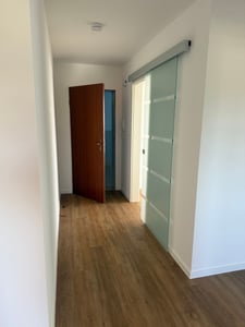 doporro Porte Coulissante en Verre pour L'intérieur 77,5cm x 205cm Verre de Sécurité Transparent Poignée Ronde Porte Glissante Distance au Mur de 15mm Amalfi 19 Photo du client 3
