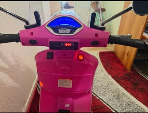 Vespa GT elettrica per bambini - Batteria da 7,2 V - Da 3 a 6 anni - Con bagagliaio - Rosa Foto del cliente 1