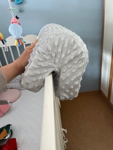 Chránič okrajov postele 90 cm - Mäkká ochrana proti vypadnutiu a pádu pre detské a dojčenské postele, poschodové postele a detské postieľky so snímateľným poťahom Fotografia od zákazníka č. 2