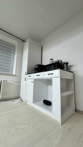 MODFU Isola da cucina con cassetto, mobile da cucina con portaspezie e area per animali domestici, tavolo da pranzo Carrello da cucina pet-friendly, grigio legno Foto del cliente 5