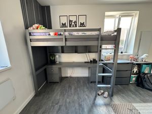 Letto a castello Merax 90x200cm, letto a soppalco con scrivania e ripiani, letto per bambini con rete a doghe e 4 cassetti, letto a castello per ragazzi in legno massiccio, grigio Foto del cliente 1