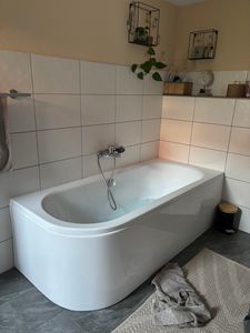BADLAND Eckbadewanne Badewanne Rima RECHTS 130x85 mit Acrylschürze, Füßen und Ablaufgarnitur GRATIS Kunden-Foto 3