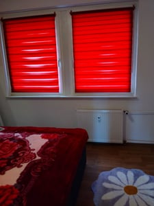 Sonello Doppelrollo Klemmfix ohne Bohren Duo Rollo Klemmrollo Sonnenschutzrollo Fensterrollo für Fenster & Türen Zebrarollo Seitenzugrollo 95cm x 130cm Rot Kunden-Foto 2