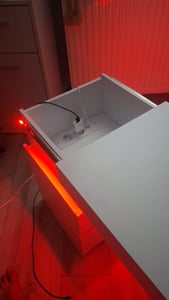 VASAGLE Beistelltisch mit Ladestation, Nachttisch mit Beleuchtung, Steckdosen, Geheimfach, Schubladen, modern, weiß Kunden-Foto 3