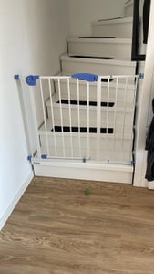 Treppengitter 85 -95 cm BabySafe Treppenschutzgitter ohne Bohren Türgitter Absperrgitter Kunden-Foto 2