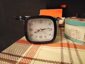 Analoger Wecker Weiß mit Snooze, Hintergrundbeleuchtung & geräuscharmem Uhrwerk, AA-Batterie inkl., Kunststoffgehäuse, 97 x 51 x 93 mm Kunden-Foto 1
