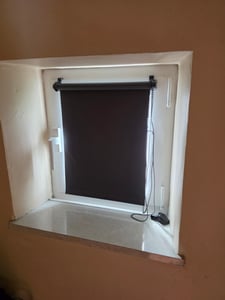 Verdunklungsrollo 100x130cm Schwarz Thermorollo Fensterrollo Klemmfix ohne Bohren Seitenzugrollo Sonnenschutz Wärmeschutz Blickdicht Rollo Kunden-Foto 11