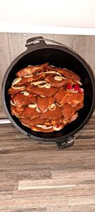 BBQ Dutch Oven Set [7L] – Eingebrannter Feuertopf aus Gusseisen mit Füßen & Deckel – inkl. Deckelheber und Topfständer Kunden-Foto 1