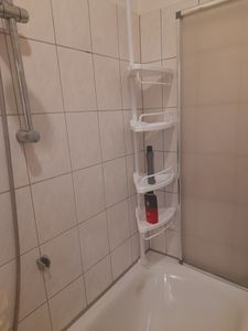 Duschablage Duschregal, höhenverstellbar, 95-300cm, 4 Ablagen, 3 Haken Kunden-Foto 1