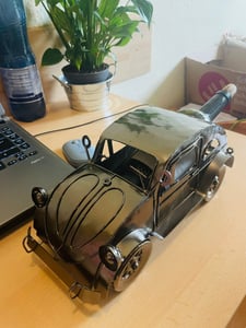 Brubaker Weinflaschenhalter Oldtimer - Metall Flaschenhalter Nostalgisches Auto - 32 cm Weinflaschen Dekoration - Deko Objekt Flaschenständer mit Grußkarte - Wein Geschenk für Frauen und Männer Kunden-Foto 1