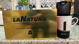 LUXURY KAFFEE Premium 80 Kaffeekapseln Selektion Box Aromatisierter Kaffee|100% Recycelbar Nespresso®*³-kompatible Kapseln für Nespresso®*³-kompatible Kunden-Foto 3