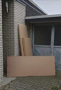 Die 3 Männer wollten noch nichtmal die Pakete in die Garage schieben/tragen. Siehe Glastür HINTER den Paketen.  Einfach vor der Garage abgestellt und dann "nix verstehen" . Ich weiblich , allein zu Haus. Katastrophe! Da die Pakete richtig schwer waren