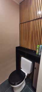 COSTWAY WC skrinka Kúpeľňová horná skrinka, WC stojan s nastaviteľnými policami, Kúpeľňový regál z dreva, Kúpeľňová skrinka voľne stojaca (biela) Fotografia od zákazníka č. 1