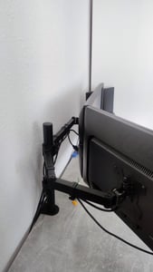Monitorhalterung für 2 Monitore 17 – 27 Zoll – Gelenkarm Tischhalterung neigbar drehbar schwenkbar mit Kabelführung Kunden-Foto 2