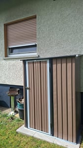 Outsunny Metall Gerätehaus 1,07 m² 142 x 86 x 189 cm Geräteschuppen Braun Kunden-Foto 1