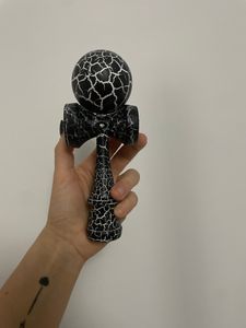 Kendama Geschicklichkeitsspiel mit schwarz/weißer Kugel Holzspielzeug Holz-Kugelfangspiel japanisches Geschicklichkeitsspiel Spielzeug Kunden-Foto 1