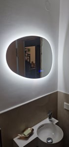 Asymmetrischer LED Badspiegel 75x55 cm, Badezimmerspiegel mit Beleuchtung, Anti-Beschlag, Dimmbar, 3 Lichtfarben, Memory-Funktion Kunden-Foto 1