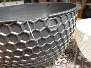 Lot de 3 pots de fleurs suspendus, pots suspendus à arrosage automatique avec réservoir d'eau et trou de drainage, pot suspendu en nid d'abeille avec chaînes en acier inoxydable, blanc, S (diamètre 16,5 cm) Photo du client 3