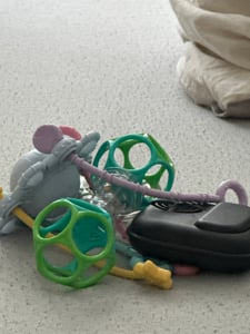 Montessori Spielzeug Baby, Silikon Greifspielzeug und Baby sensorik für Entwicklung feinmotorischer Fähigkeiten, Mit integrierter Rasselfunktion Kunden-Foto 1