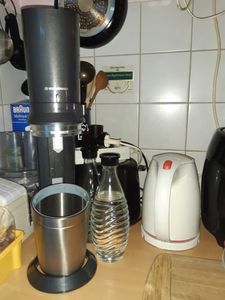 SodaStream Wassersprudler Crystal Vorteilspack inkl. Flasche und Quick-Connect Zylinder, Schwarz Kunden-Foto 2