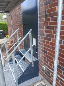 3 Stufen Standtreppe Modell 1 freistehend verzinkt Treppe Stahltreppe Breite 100 cm Höhe 63 cm ohne Geländer Kunden-Foto 2