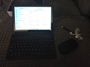 Tablette 2-en-1 sous Android 15, écran IPS 10 pouces, 30 Go de RAM, 128 Go de stockage, batterie de 6200 mAh, avec clavier, stylet, souris, étui et écouteurs Photo du client 5