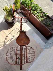 Kobolo Deko-Fahrrad/Pflanzenständer aus Metall Naturrost - Gartendeko Gartendekoration Figuren Pflanzgefäß Gartenfigur Deko für draußen Vorgarten Deco Kunden-Foto 2