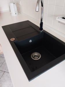 Žulový dřez – kuchyňský dřez – rozměry 86 x 43,5 cm – barva Moonlight Grey – vestavný dřez – vysoce kvalitní, odolný proti poškrábání, moderní, se sifonem, model Cascada 40 Fotografie od zákazníka č. 2