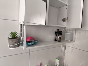 VASAGLE Hängeschrank Badezimmer mit Spiegel, 2 Türen, LED-Beleuchtung, Steckdose, Wandmontage, 13 x 56 x 58 cm, weiß Kunden-Foto 6