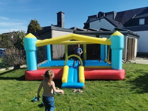 VEVOR Nafukovací skákací hrad (448 x 420 x 207 cm) pro děti se skluzavkou, basketbalovým košem, terčem a skákací plochou, pojme 3–4 děti (ve věku 3–8 let), venkovní i vnitřní použití, na oslavy Fotografie od zákazníka č. 1