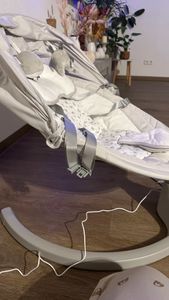 MoMi KENANI – Elektrische Babywippe mit Bluetooth, Fernbedienung & Musik, 5 Stufen – inkl. Moskitonetz – Hellgrau Kunden-Foto 2