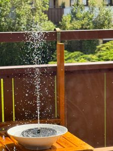 Solarbetriebener Springbrunnen Schwarz 13 cm mit 4 Düsen und 10-20 cm Sprühhöhe Kunden-Foto 1