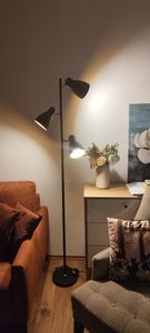 Lampada da terra vintage industriale, piantana elegante retrò, nero e bianco all'interno, adatta per lampadine E27 non incluse, altezza 166cm, lampada a stelo, interruttore a pedale, IP20 Foto del cliente 1