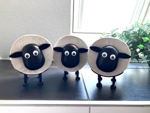 WC Rollenhalter Schaf – Lustiger Toilettenpapierhalter als Deko für Badezimmer | Kreatives Rollenregal in Tierform für 1 Rolle – Schaf Deko schwarz Kunden-Foto 1