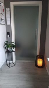 Mai & Mai Glasschiebetür komplettset Amalfi in Vollsatiniert, Griffart: Stangengriff, BxH: 90x205cm, 25 mm Wandabstand, 8mm ESG-Sicherheitsglas, 8mm ESG-Sicherheitsglas Kunden-Foto 1