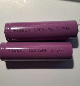 2 baterías de iones de litio tipo 18650 con cargador de red. Baterías universales con cargador Foto del cliente 1