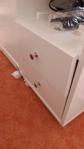 COSTWAY Naaimachinekast op wielen, met oplaadstation, naaimachinetafel met 2 lades, 2 vakken en open planken, wit Klantenfoto 1