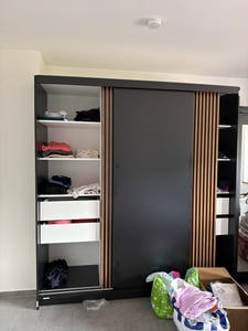 Schwebetürenschrank, 3-türig Schrank mit 4 Schubladen, und 3D-Lamellen. Verschiedene Farben (Weiß, Schwarz, Somona) Kleiderschrank IOSA 200 cm Kunden-Foto 1