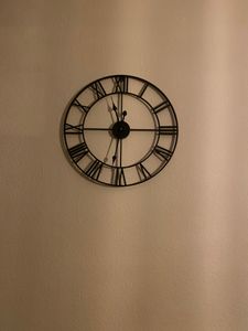 HSXL - Große Wanduhr Schwarz mit goldenen Zeigern - 60cm mit römischen Ziffern - Moderne schwarze Wanduhr Industriell - Industrielle Uhr 60 cm Kunden-Foto 1