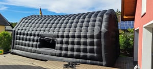 VEVOR Aufblasbares Partyzelt 9x6x4 m, Würfelzelt für Disco Nachtclub, Pavillon Hochzeitszelt mit 1100 W Gebläse, Sandsack, 2 Fenster für Veranstaltungen, Geburtstag, Hochzeit, Schwarz Kunden-Foto 3