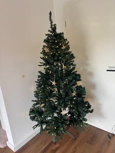 COSTWAY, umelý vianočný stromček s LED osvetlením, výška 120 cm, tvar smreka, 300 PVC vetvičiek, 100 LED diód, 11 režimov osvetlenia, 5 farebných režimov a kovový stojan, zelená farba Fotografia od zákazníka č. 3