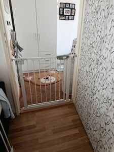 ACXIN Türschutzgitter Treppengitter Ohne Bohren für Kinder Türschutzgitter Open N Stop Safety Gate Metall Gitter Baby Schutzgitter (75-85 cm breit , Weiß) Kunden-Foto 1