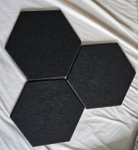 UISEBRT 12x akustické panely 30x26cm šesťuholník čierne, zvukovoizolačné stenové panely, zvuková izolácia s vysokou hustotou, pohlcovač zvuku pre domáce kino štúdio kanceláriu Fotografia od zákazníka č. 1