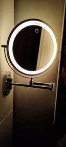 Goliving Make-up-Spiegel mit Beleuchtung - Ø25 cm - 10-fache Vergrößerung - Dimmbarer LED-Rasierspiegel - USB-C wiederaufladbar - Doppelseitig - 27x27cm - Schwarz Kunden-Foto 3