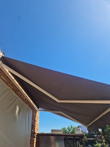 UISEBRT 300 X 250 cm markíza so sklopným ramenom hliníková markíza svorka markíza slnečná markíza balkónová markíza ochrana pred slnkom ručná kľučka tmavosivá Fotografia od zákazníka č. 3