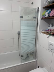 IMPTS 120x140cm Duschwand für Badewanne 2 TLG. Duschtrennwand mit Milchglas Streifen Badewannenaufsatz 6mm ESG glas teilsatiniert Badwannenfaltwand Kunden-Foto 2