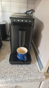 Máquina de café automática Tchibo Esperto mini, color negro, solo 16 cm de ancho. Prepara espresso, caffè crema y caffè XL. Depósito de agua de 1,1 litros. Limpieza sencilla Foto del cliente 1