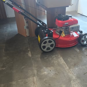 Tosaerba a benzina MASKO® 5in1 Trazione sulle ruote Funzione di pulizia EasyClean Funzione mulching Scarico laterale Ampia larghezza di taglio Regolazione dell'altezza di taglio in 8 posizioni | Motore a 4 tempi | Cestello di raccolta incluso Foto del cliente 1