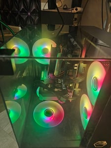 Gaming PC BLACK | NVIDIA RTX 5050 | 64GB RAM 1TB SSD | Intel 12 Core | RGB Lüfter mit Fernbedienung | Luftkühlung | WLAN 5 | Windows 11 | TPM 2.0 Kunden-Foto 6