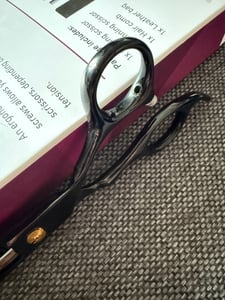 Uniq - Kit de ciseaux de coiffure professionnels, 4 pièces, comprenant des ciseaux de coiffure, des ciseaux à effiler, un peigne et un étui noir Photo du client 2